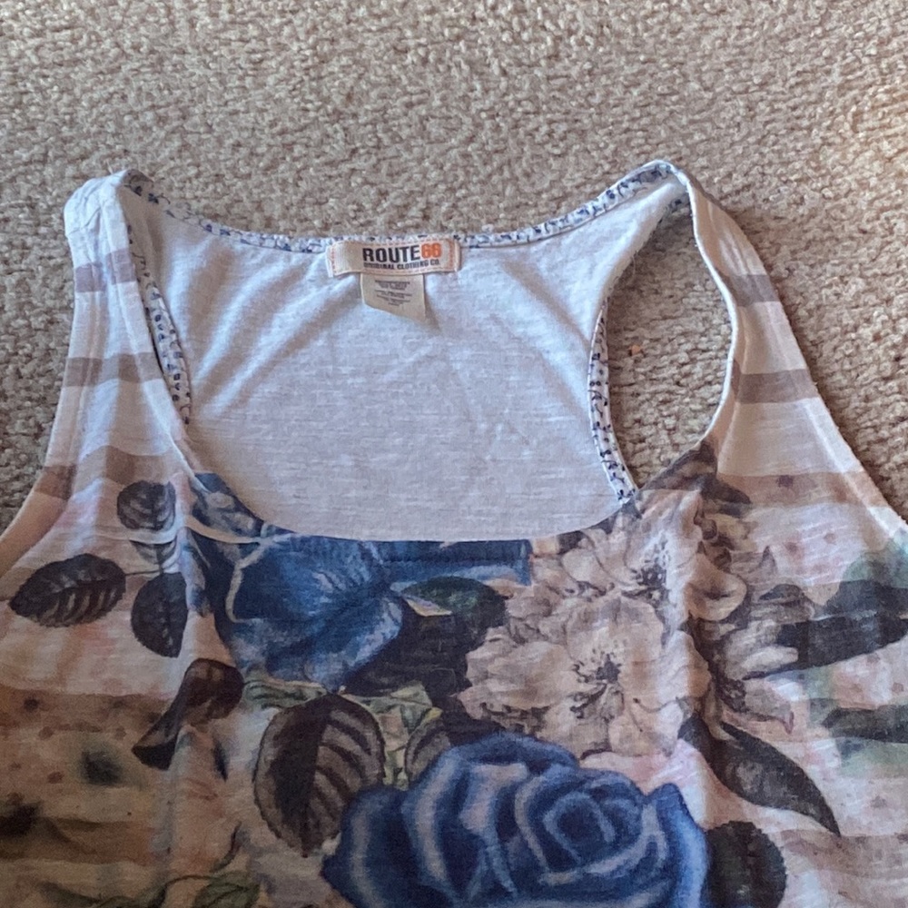 Loose tank top with floral design - Picture 2 of 6